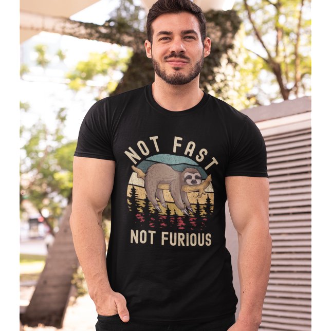 Not Fast Not Furious Funny Sloth Sleeping T-Shirt (Von Creator hochgeladen)