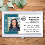 Notar im klassischen Stil - Aquamarines Gold Busin Visitenkarten Dose<br><div class="desc">Mit diesem klassischen Notary Public Business Card Case schaffen Sie einen beruflichen Look. Diese stilvolle Vorlage ist personalisiert mit Ihrem ID-Foto, Namen, Details und Akkreditierungslogo. Ideal für Notare, Agent der Kreditsignierung, Notar-Treuhandabzug, CNTDA, Mobile Notary, Apostille oder andere Rechtsberufe. Druckfarben: aquamarin, weiß und gold. Bestellen Sie die Online-Kollektion für beliebtere Produktideen...</div>