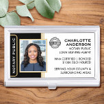 Notar im klassischen Stil mit öffentlichen Ausweis Visitenkarten Dose<br><div class="desc">Mit diesem klassischen Notary Public Business Card Case schaffen Sie einen beruflichen Look. Diese stilvolle Vorlage ist personalisiert mit Ihrem ID-Foto, Namen, Details und Akkreditierungslogo. Ideal für Notare, Agent der Kreditsignierung, Notar-Treuhandabzug, CNTDA, Mobile Notary, Apostille oder andere Rechtsberufe. Druckfarben: Schwarz, Weiß und Gold. Bestellen Sie die Online-Kollektion für beliebtere Produktideen...</div>