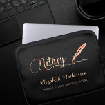 Notar-Kreditunterzeichnung Agent schwarze Rose Gol Laptopschutzhülle<br><div class="desc">Ein schwarzer Hintergrund und ein goldener Signaturstift für die Rose. Elegantes handgeschriebenes Stilskript. Personalisieren Sie Ihren Namen,  Titel und fügen Sie ihn hinzu.</div>