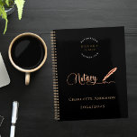 Notar Unterzeichnung Agent Schwarzgold 2025 Planer<br><div class="desc">Ein eleganter schwarzer Hintergrund,  der mit einem Federstift geschmückt ist. Personalisieren und fügen Sie Ihr Logo,  einen Namen und ein Jahr(e). Goldener Text: Notar Back: Ihr Logo und ein QR-Code auf Ihrer Website. Nichtgewollt löschen.</div>