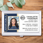 Notarnummer im klassischen Stil - Blue Gold Busine Visitenkarten Dose<br><div class="desc">Mit diesem klassischen Notary Public Business Card Case schaffen Sie einen beruflichen Look. Diese stilvolle Vorlage ist personalisiert mit Ihrem ID-Foto, Namen, Details und Akkreditierungslogo. Ideal für Notare, Agent der Kreditsignierung, Notar-Treuhandabzug, CNTDA, Mobile Notary, Apostille oder andere Rechtsberufe. Druckfarben: sehr dunkelmarineblau, weiß und gold. Bestellen Sie die Online-Kollektion für beliebtere...</div>