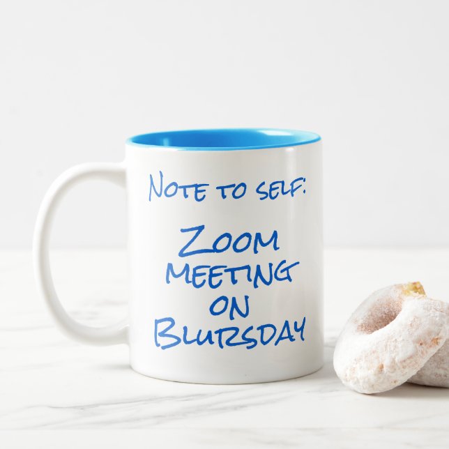 "Note to Self: Zoom meeting on Blursday" Zweifarbige Tasse (Mit Donut)