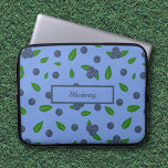 Notebook-Ärmel mit Bluebermuster Laptopschutzhülle<br><div class="desc">Farbenfrohe Muster mit lila,  wilder Heidelbeere auf der Laptop-Hülle aufgedruckt,  um Ihren Laptop zu schützen. Text ist anpassbar!</div>