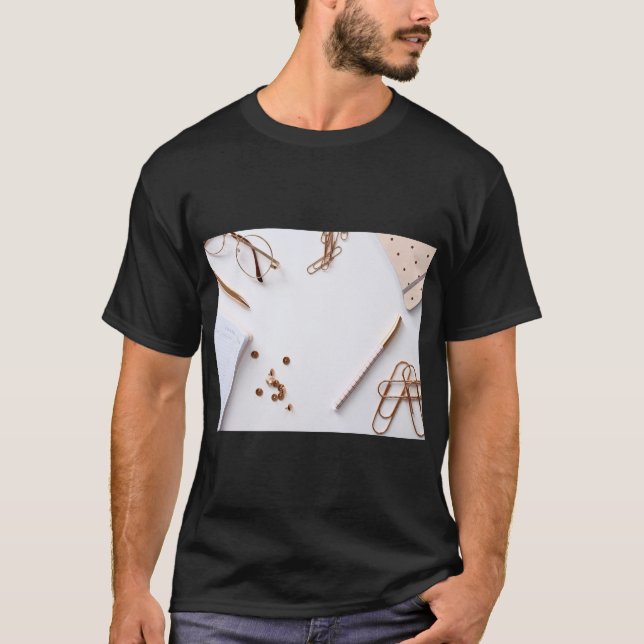 Notebook & Desk Vibes Grafik T-Shirt (Vorderseite)