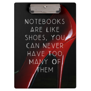Notebooks mit roten Heelsen sind wie ein Poster-Wä Klemmbrett