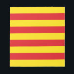 Notepad mit der Flagge Kataloniens Notizblock<br><div class="desc">Zeigen Sie Ihren Stolz auf Katalonien mit diesem patriotischen Notizblock mit der beeindruckenden Flagge Kataloniens! Dieses Notizblock mit seinen gewagten roten und gelben Streifen erfasst die unverwechselbare Identität des katalanischen Volkes. Egal, ob Sie Erinnerungen aufreißen, Ideen skizzieren oder eine herzliche Note verlassen haben, dieses einzigartige Pad fügt Ihrem Alltag eine...</div>