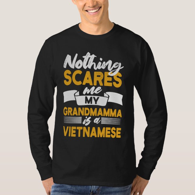 Nothing Scares Me My Grandmamma Is Vietnamese  Vie T-Shirt (Vorderseite)