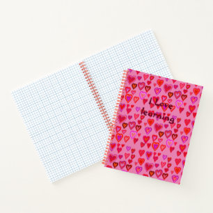 Notizbuch mit roten und rosafarbenen Herzen
