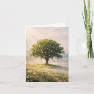 Notizkarte Einsamer grüner Baum mit Sonnenstrahlen Karte