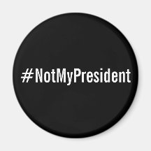 #NotMyPresident, weiße Buchstaben auf schwarzem Ma