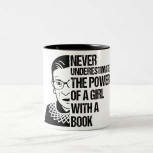 Notorisches RBG, nie unterschätztes Mädchen mit  Zweifarbige Tasse