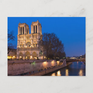 Notre Dame pendant la carte postale crépusculaire