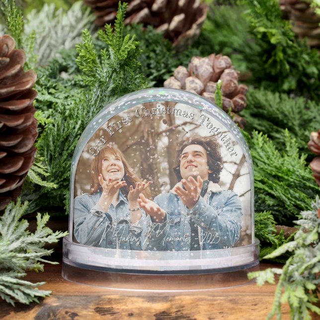 Notre Premier Globe De Neige De Noël Pour Deux (Hiver)