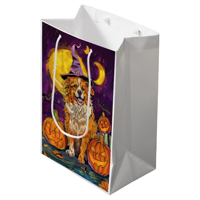 Nova Scotia Duck Toller Halloween HexenkPumpkin Mittlere Geschenktüte (Vorderseite Schrägansicht)