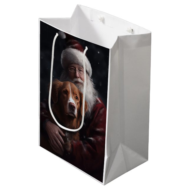 Nova Scotia Duck Toller mit dem Weihnachtsmann fei Mittlere Geschenktüte (Vorderseite Schrägansicht)