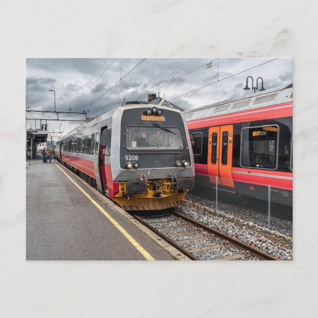 NSB BM 92 Set und BM 74 Set am Bahnhof Hamar. Postkarte (Vorderseite)