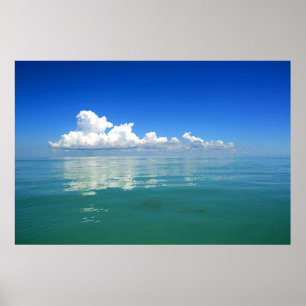 Nuage blanc au-dessus d'une affiche placide de l'o