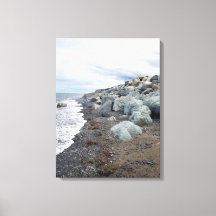 Nuages au-dessus d'une plage rocheuse toile étirée