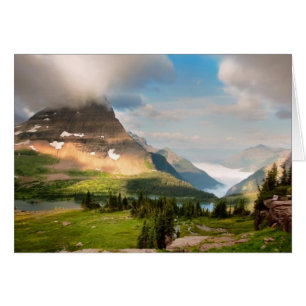 Nuages balayant par des montagnes
