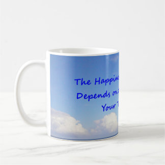 Nuages dans le ciel bleu imprimés sur une tasse de