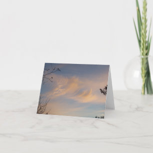 Nuages de cirrus agités sur une carte blanche