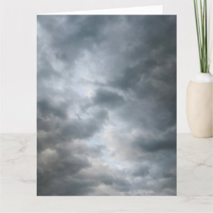 Nuages de tempête casser la grande carte de voeux