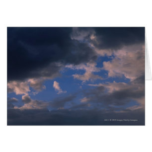 Nuages de tempête contre le ciel bleu