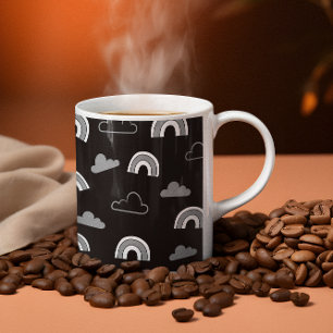 Nuages gris et arcs-en-ciel sur mug classique noir