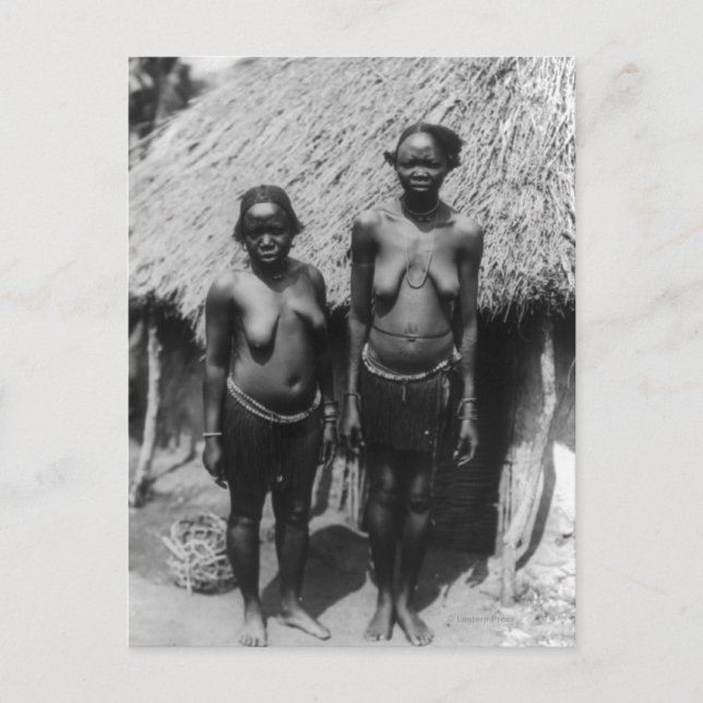 Nubian Women Stehend vor Hut Postkarte (Vorderseite)