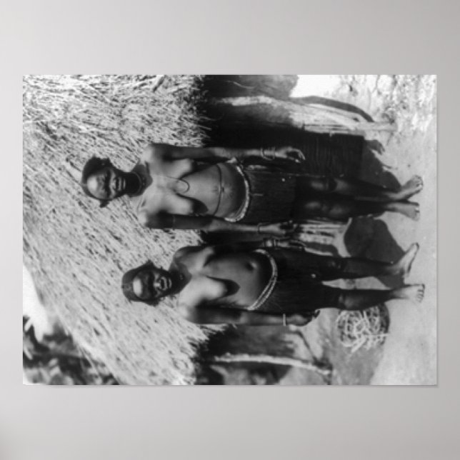 Nubian Women Stehend vor Hüttenfotografie Poster (Vorne)