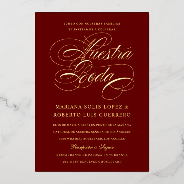Nuestra Boda Maroon Gold Folieneinladung (Vorderseite)