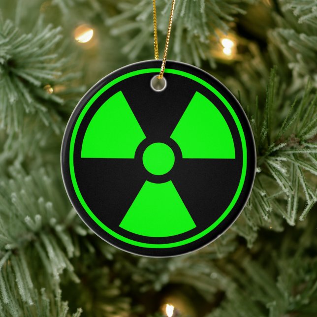 Nukleares Symbol für radioaktive Strahlung in grün Keramikornament (Baum)
