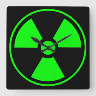 Nukleares Symbol für radioaktive Strahlung in grün Quadratische Wanduhr