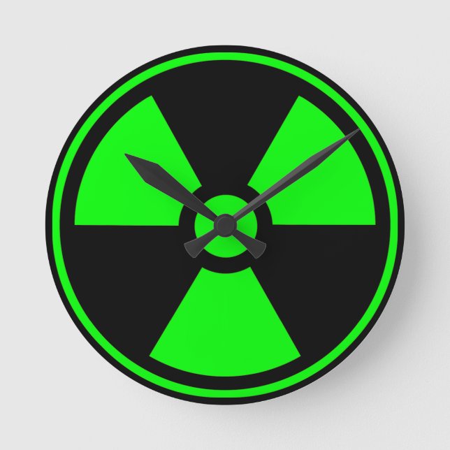 Nukleares Symbol für radioaktive Strahlung in grün Runde Wanduhr (Vorderseite)