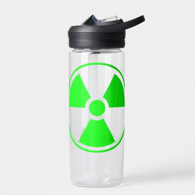 Nukleares Symbol für radioaktive Strahlung in grün Trinkflasche (Links)