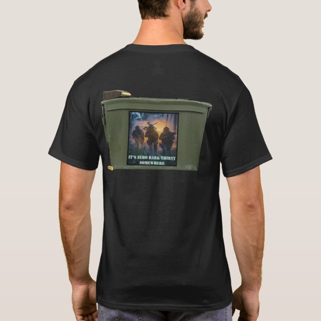 Null dunkel dreißig irgendwo Dschungel Morgenmunit T-Shirt (Rückseite)