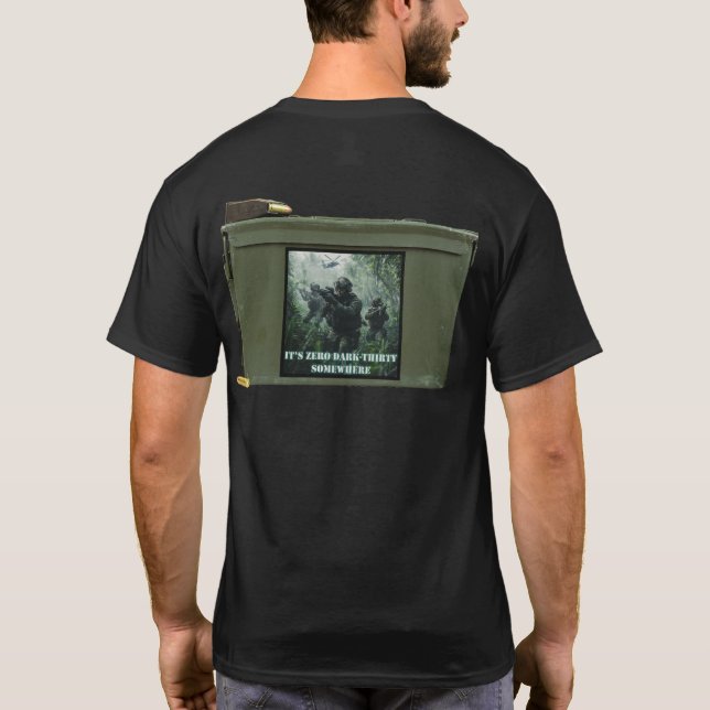 Null dunkle dreißig irgendwo Dschungeltag Munition T-Shirt (Rückseite)