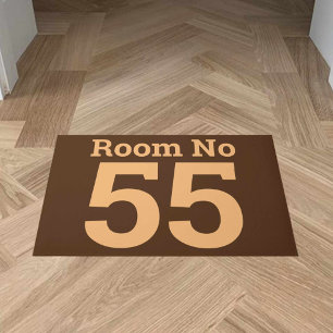 Numéro de chambre d'hôtel en gras sur un tapis de