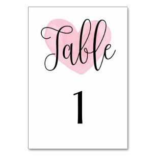 Numéro de table à cœur rose. Mariage moderne roman