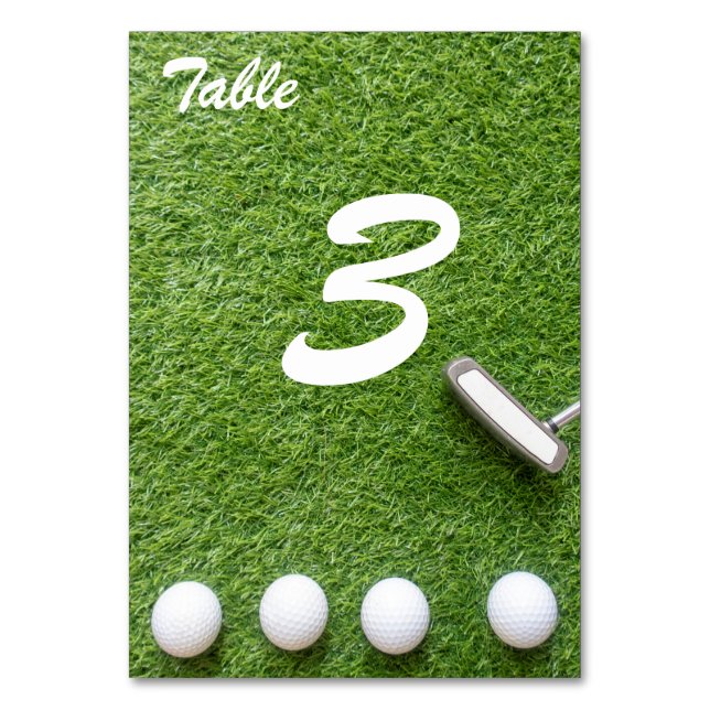 Numéro De Table Boules de golf et putter sont sur l'herbe verte (Par défaut)
