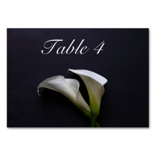 Numéro De Table Calla ment sur un arrière - plan sombre