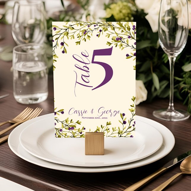 Numéro de table de mariage avec verdure rustique à (Purple Berry Rustic Greenery Wedding Table Number)