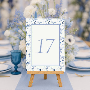 Numéro de table de mariage floral en bleu poussiér