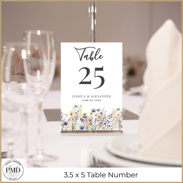 Numéro De Table Dusty Blue Fleurs sauvages Élégant Mariage de scri (Dusty Blue Wildflowers Elegant Script Wedding Table Number with Couple Names, Wedding Date.)