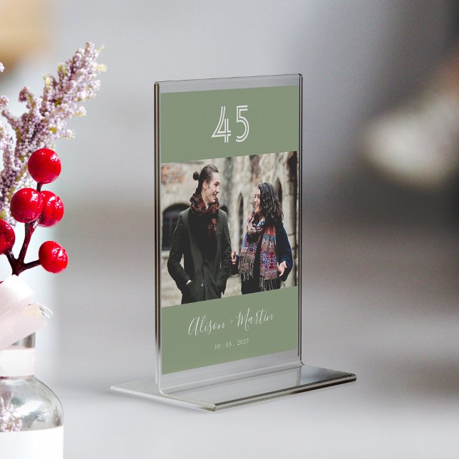 Numéro De Table Élégant Mariage photo en blanc Sage Green Script (Personalized Elegant White Script Sage Green Photo Wedding Table Number)