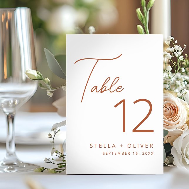 Numéro De Table Mariage de script en terre cuite rustique moderne (Modern Elegant Rustic Terracotta Script Wedding Table Number)