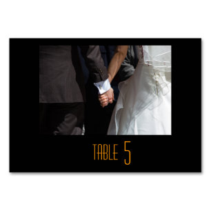 Numéro De Table Romantique et élégant mariage couple tenant les ma