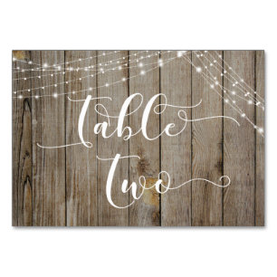 Numéro De Table Table deux en bois patiné et guirlandes lumineuses