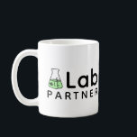 Nummer 1 Labrador Partner Science Friend Erlenmeye Kaffeetasse<br><div class="desc">Diese Tasse liest "Nr. 1 Labrador Partner" mit einem Erlenmeyer-Kolben mit den Worten "Nr. 1" darauf,  als würden Sie ein Beispiel im Labrador der Wissenschaft markieren. Ideal für Unis in Chemieunterricht oder Mitarbeiter in einem lokalen Labor.</div>